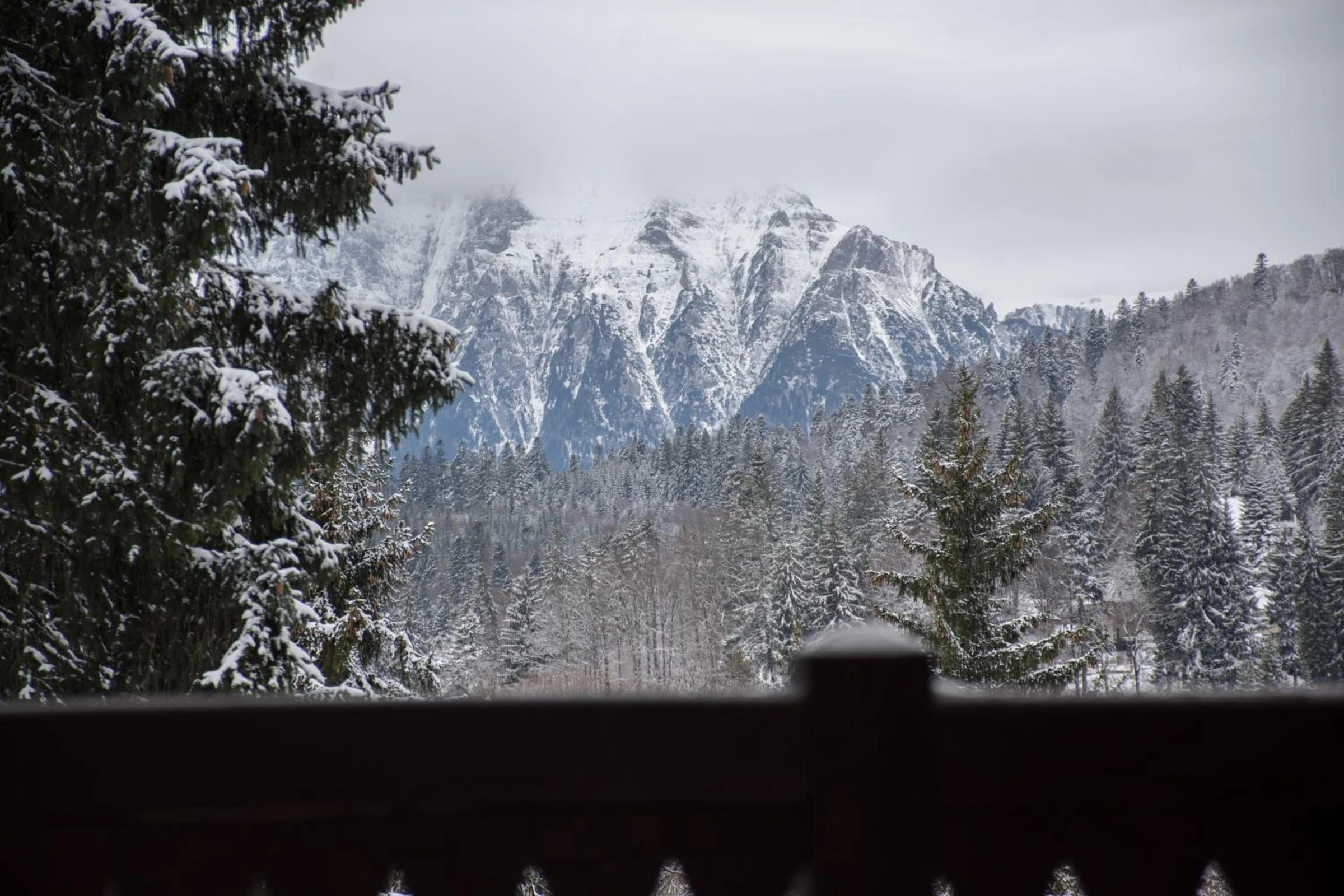 Vedere spre Bucegi din balcon, iarna